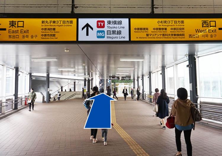 左手の階段を降ります