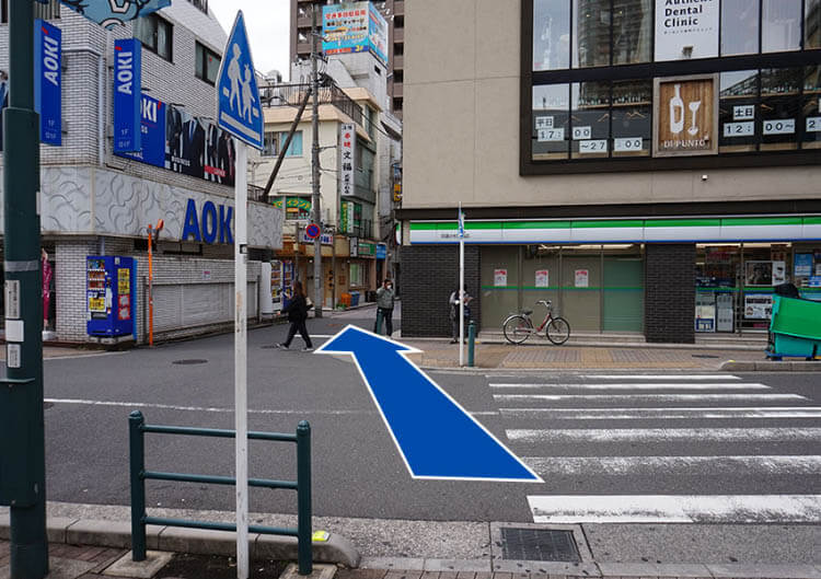 正面ファミリーマートの横断歩道をわたり、間の道を進みます