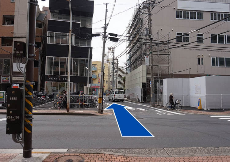 信号を渡り、直進します