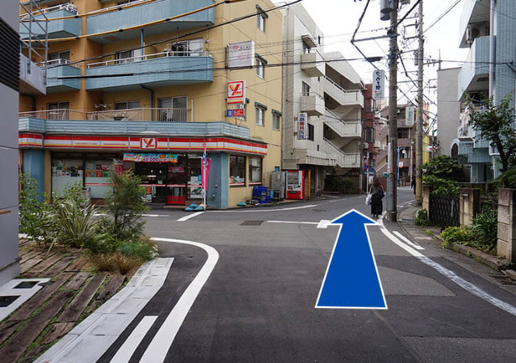 三叉路を右に進みます